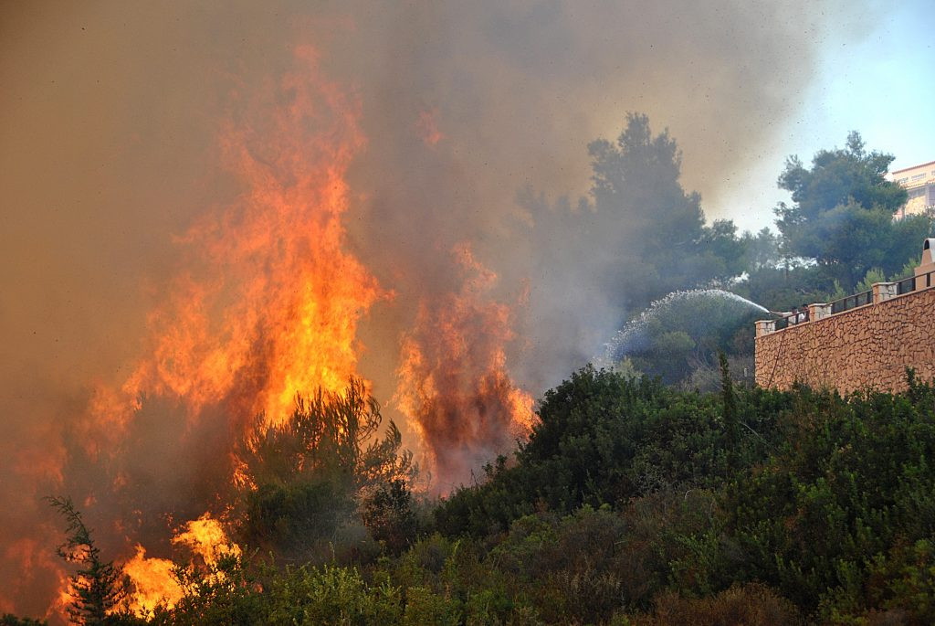 Φωτιά στη Ζάκυνθο: Μαίνεται η πυρκαγιά στις Μαριές – Αγώνας για τη σύλληψη των εμπρηστών (εικόνες)